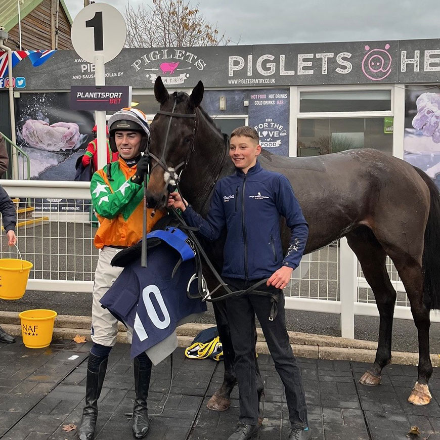 Tap N Go Leo makes winning start at Hereford | Race Updates | O'Neill Racing