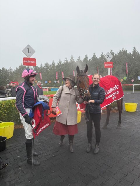 Beachcomber powers to victory at Kempton - O'Neill Racing